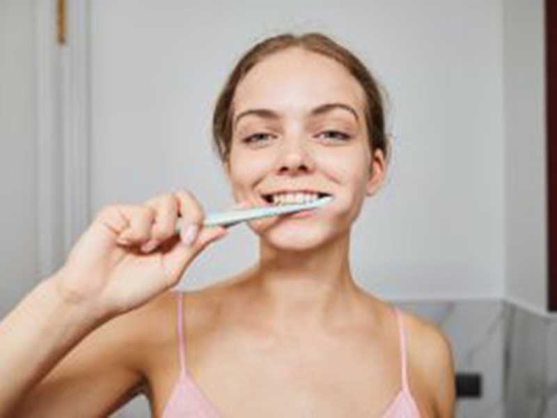 women brushing teeth