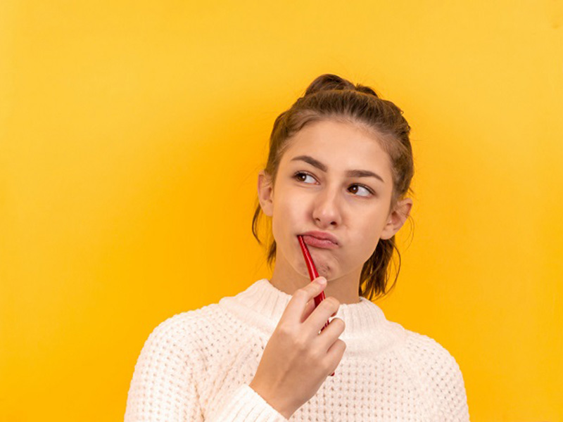 women brushing her teeth